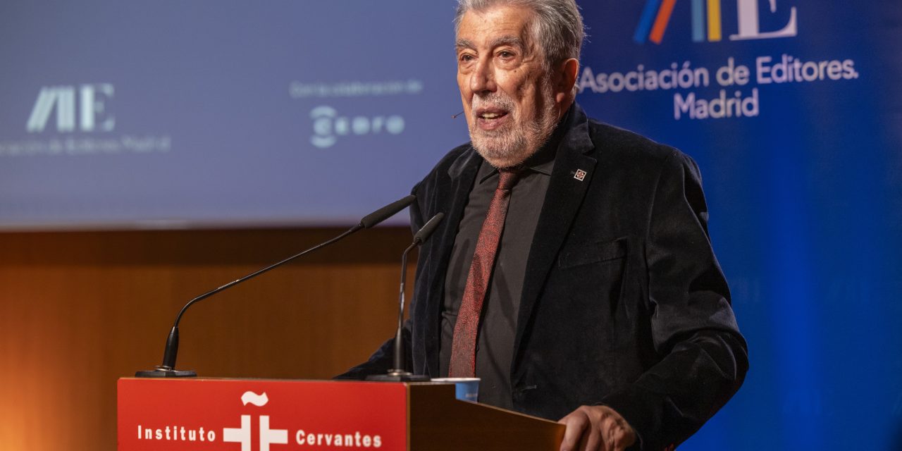 Jordi Sierra i Fabra recibe el Premio Antonio de Sancha 2024