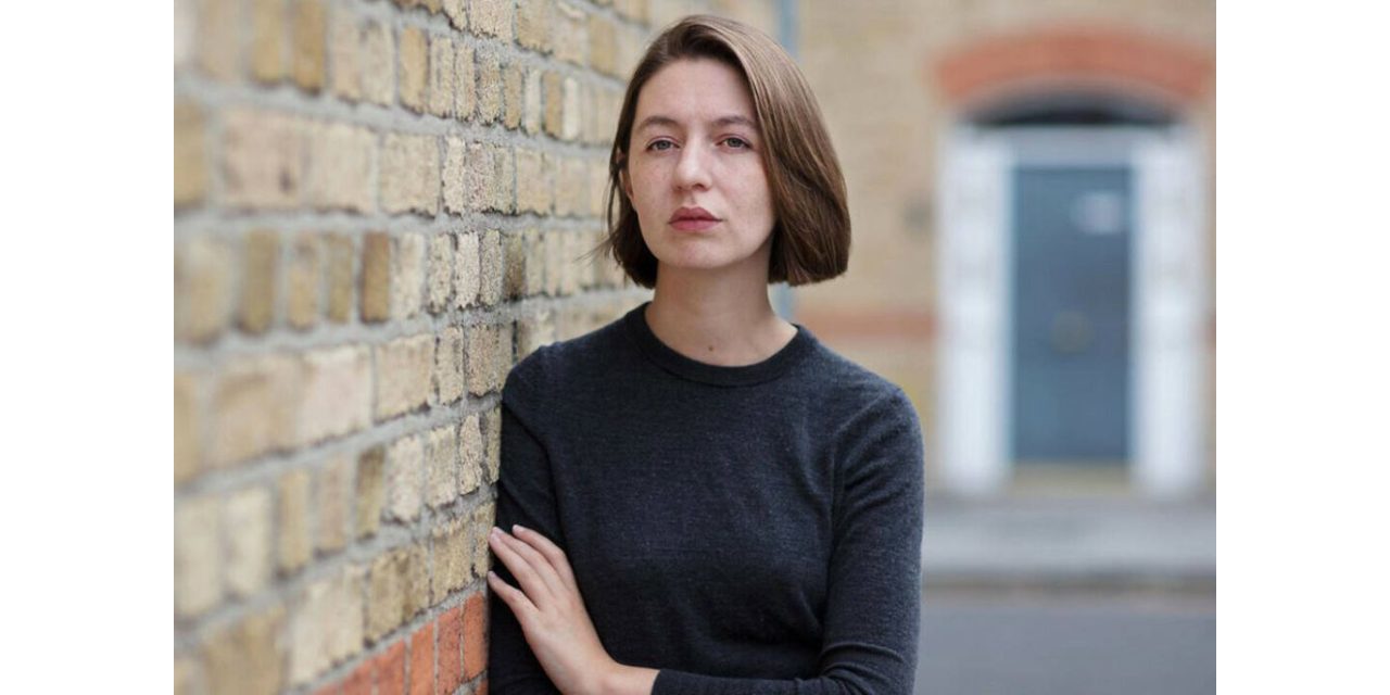 Más de 160 figuras de la cultura internacional firman un manifiesto en apoyo a Sally Rooney tras el veto a sus libros en el Reino Unido