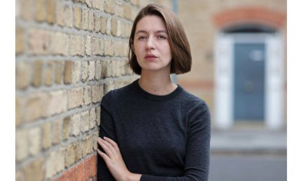 Más de 160 figuras de la cultura internacional firman un manifiesto en apoyo a Sally Rooney tras el veto a sus libros en el Reino Unido